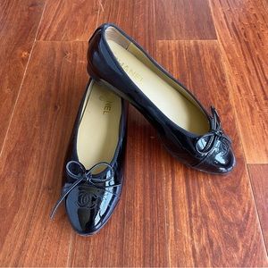 100% Authentic CHANEL black patent leather ballet flats size EU39 / US 8 CC logo